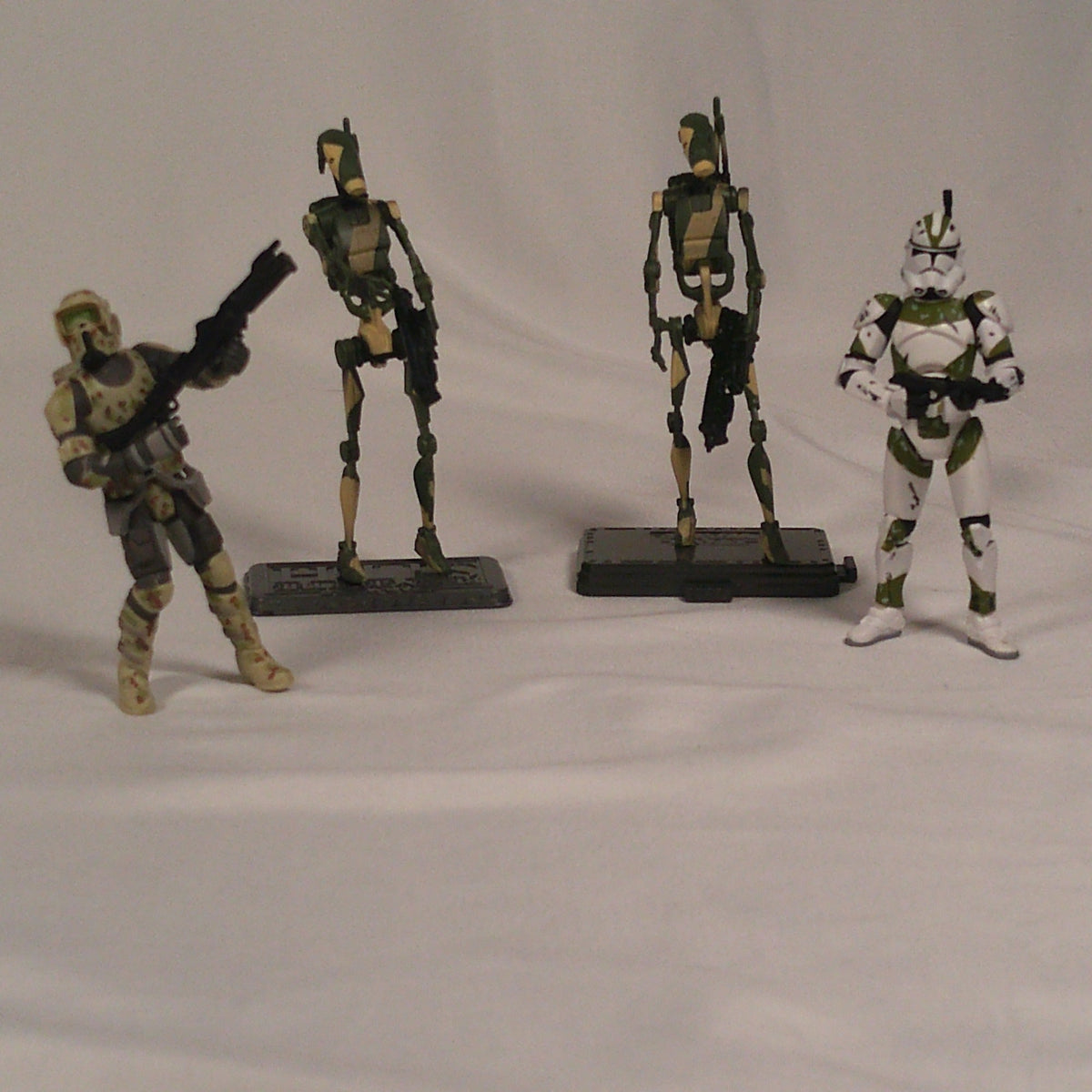 Star Wars Clone Wars battle droid and clone trooper four figure lot